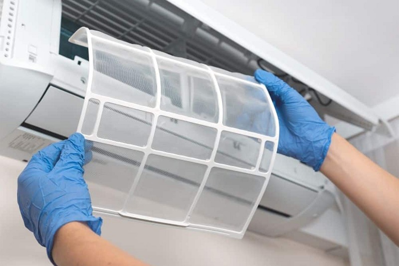 Vệ sinh máy lạnh định kỳ sẽ loại bỏ tạp chất và giúp máy lạnh hoạt động tốt